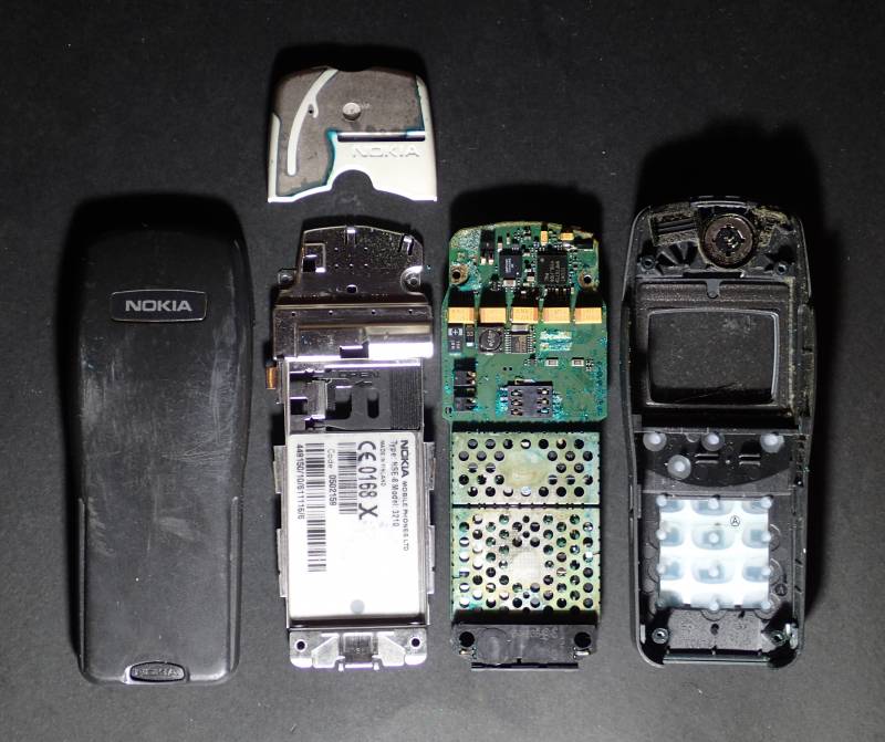 Nokia 3210 disassembled back