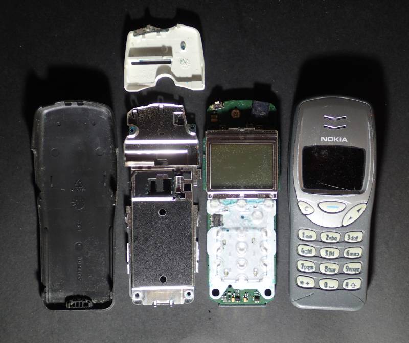 Nokia 3210 disassembled front